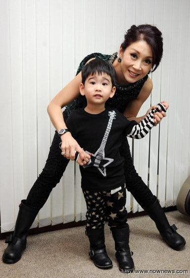 明星秋冬最爱靴款／时尚不要盲从！秋冬一定要有膝上靴　曲艾玲最推动物、菱格纹