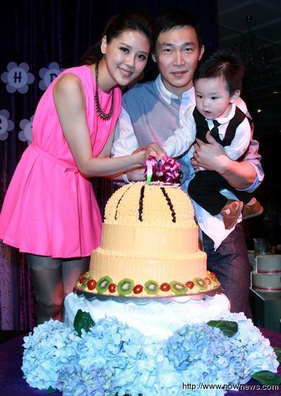 Willson满一岁（右），才刚学会走路。（记者朱家彦／摄影）