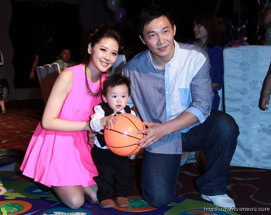 Willson（中）抓周最终选择篮球，彷彿将跟随老爸脚步。（记者朱家彦／摄影）