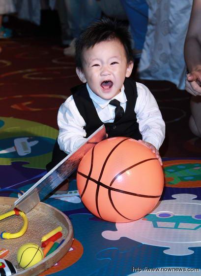 圈内综艺大哥曾国城、庹宗康皆带着妻儿出席。（记者朱家彦／摄影）