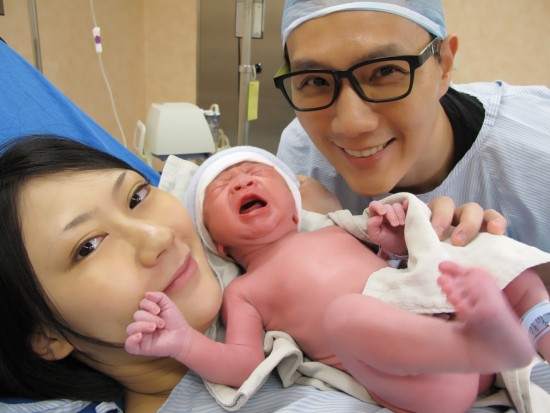 蒋伟文初当爸爸满脸幸福，一家三口幸福合照。（图／艾迪昇）